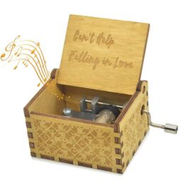 Handgecrankeerde Music Box Vintage houten gravure kan niet helpen om in liefde te worden Muziekbox verjaardag cadeautjes Valentijnsdag cadeau