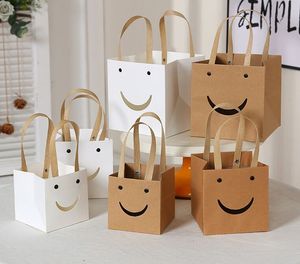 Petits sacs-cadeaux tenus dans la main emballage cadeau sac en papier Kraft carré pour mariage anniversaire fête à la maison emballage cadeaux gâteau blanc cuisson