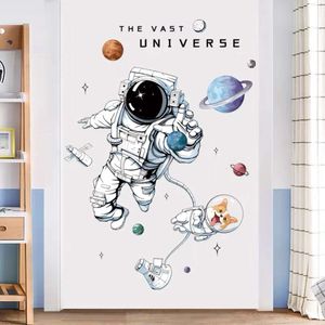 Handgeschilderde Cartoon Astronaut Outer Space Galaxy Planeet Muurstickers voor Kinderkamer Baby Kinderkamer Muurstickers Jongen Stickers