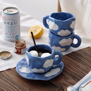 Tasse à café avec soucoupe, peinte à la main, bleu ciel, nuages blancs, ensemble de tasses à thé en céramique faites à la main, joli cadeau irrégulier, 240130