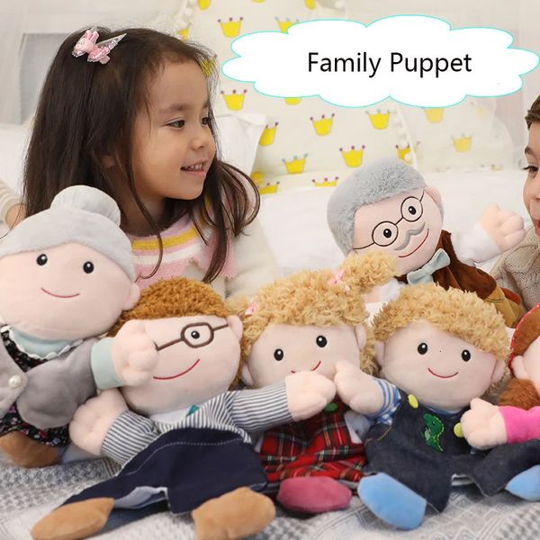 Puppets de mano Familia Plush Toy Educación temprana Aprendizaje Muñecas de teatro de títeres para niños Fantoche para contar la historia 231227
