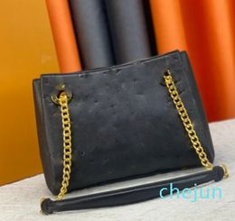 Bolso de mano, envejecido y negro, comúnmente conocido como bolso callejero, cómodo de llevar y fácil de combinar.