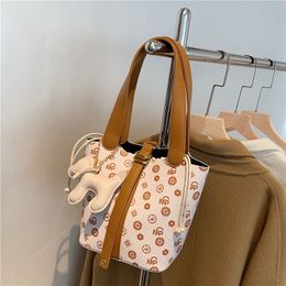 Bolso de mano para mujer, tendencia de otoño 2021, versión coreana, cesta de verduras de Color contrastante, cubo en relieve, bandolera de gran capacidad 023