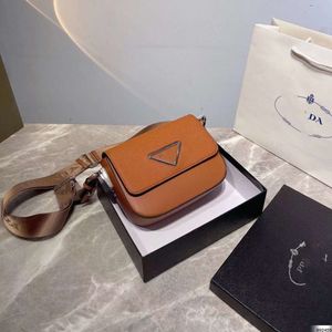 Handbag Designer 50% Remise sur les sacs féminines de marque chaude Nouveau nouveau sac d'épaule Saffiano 2W une réplique