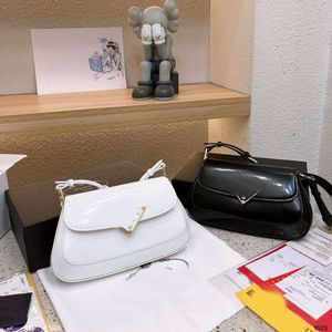 Handbag Designer 50% Remise sur les sacs féminines de marque chaude et le nouveau sac sous-bras triangulaire à la mode