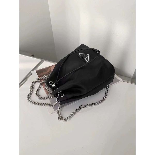Handbag Designer 50% Discus sur les sacs féminines de marque chaude mini triangle de sacs de seau en nylon