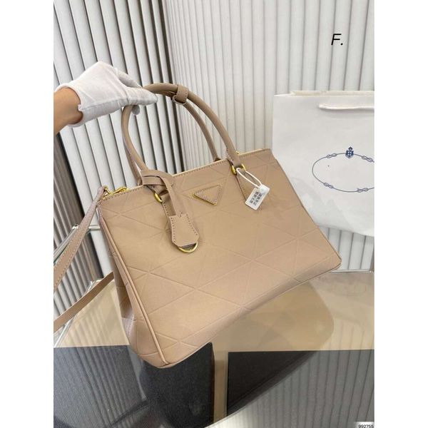 Handbag Designer 50% Discus sur les sacs féminines de marque chaude Nouveau sac de trajet en milieu de travail.