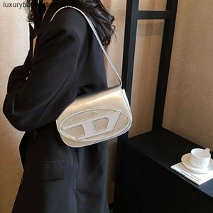 Sac à main Designer Boom Marque Xiaozhong Design Dingdang Sac Printemps / Été Portable Aisselles Femmes Millennium Spicy Girl Style Argent Bandoulière