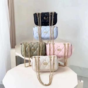 Handbag Designer Hot Vendre 50% de réduction sur les sacs d'épaule du nouveau style Sac de couverture de mode de couleur solide Rhombic Chain Rivet One Cross Portable Womens