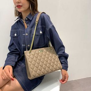 Sac à main Usine Pas Cher En Gros Au Détail Sac Femme 2023 Nouvelle Épaule Harajuku Style Fil Brodé Fourre-Tout Petit Parfum Français Grande Capacité