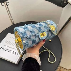 Bolso de fábrica de lujo al por mayor al por menor envío gratis Primavera / Verano Nuevo denim Barbie Dragon bolso cilíndrico nicho textura tendencia pequeña fragancia bolso para teléfono móvil