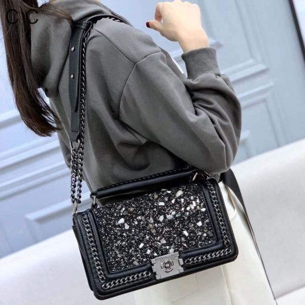 Sac à main usine de luxe en gros au détail livraison gratuite à la mode sac de diamant cassé femmes style d'été diamant incrusté de mamans épicées voiture cousue petit vent parfumé si sac