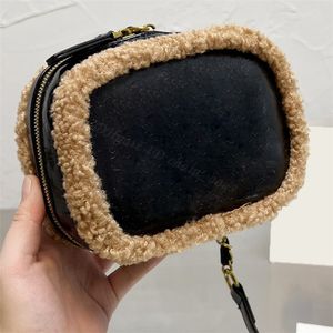 Sac à main Luxurys Designer Sacs à bandoulière carrés Portefeuilles Portefeuilles Cross Body Totes Sac à chaîne Lettres Plain Flap Zipper Brillant Peluche Furry Sac à dos Femme Femmes Sacs à main