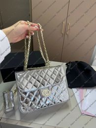 Bolso, bolso de hombro, diseño de colgajo, lujosa superficie reflectante y elegante bolso para mujeres con una bolsa pequeña de cinco puntajes puntiagudos