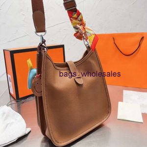 Les magasins de sacs à main les vendent à bas prix en ligne nouveau sac en cuir mode personnalisé épaule personnalisée sac à seau creux femelle