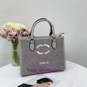 Les sacs à main sont vendus à bas prix par courrier pour femmes, fourre-tout en toile brodé, fourre-tout à bandoulière simple, nouvelle collection 2024