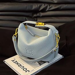 Handheld Fashion Bag Dames 2024 Zomer Nieuwe eenvoudige Joker Bucket Bag Niche Hoogwaardige Trend Messenger Bag
