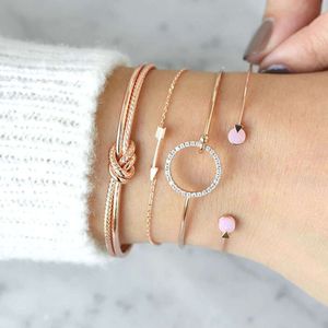 L'artisanat est simple personnalisé, avec des nœuds, des cercles, des flèches incrustées en diamant.Ensemble de quatre pièces et bracelets