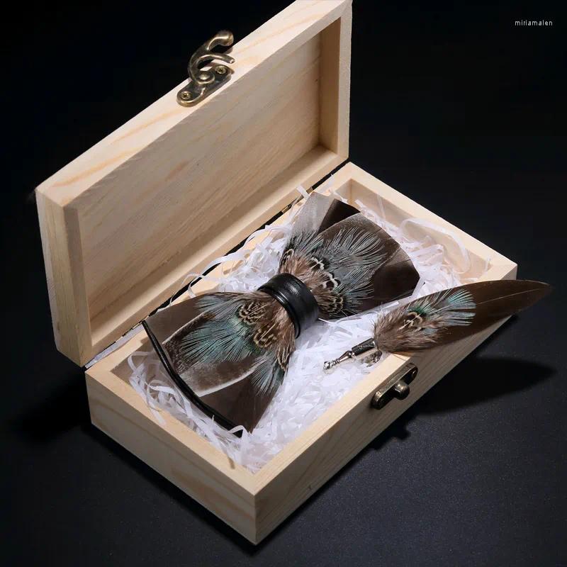 Mendiller jemygins orijinal tasarım papyon doğal tüy el yapımı kahverengi kahve bowtie broş broş pimi ahşap hediye kutusu genç erkekler için set
