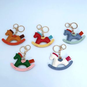 Porte-clés chevaux à bascule de dessin animé fait à la main pour femmes, breloques en cuir, pendentif de sac, cadeaux de fête