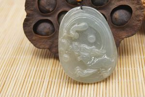 Sculpture à la main de pendentif de collier de dragon volant de jade de glace naturelle pure dans le collier d'amulette de ciel,