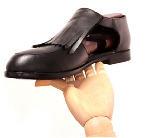 Gladiateurs à glands de vache faits à la main chaussures en cuir pour hommes sans lacet classique Style britannique talon plat en cuir véritable découpé sandales rétro