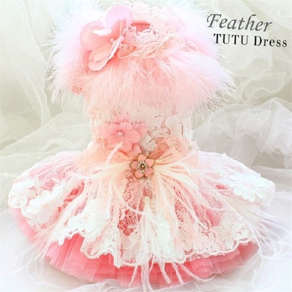 Livraison gratuite Vêtements pour chiens faits à la main Pink Swan Princess Robe Luxueuse Plume Dentelle Magnifique Tutu Pet Outfit Caniche Yorkie Teacup 201114