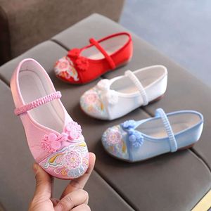 Handgemaakte borduurwerk kinderen Chinese stijl doekoppervlak voor meisjes elegant traditioneel bloempatroon hanfu schoenen f01173 l2405 l2405