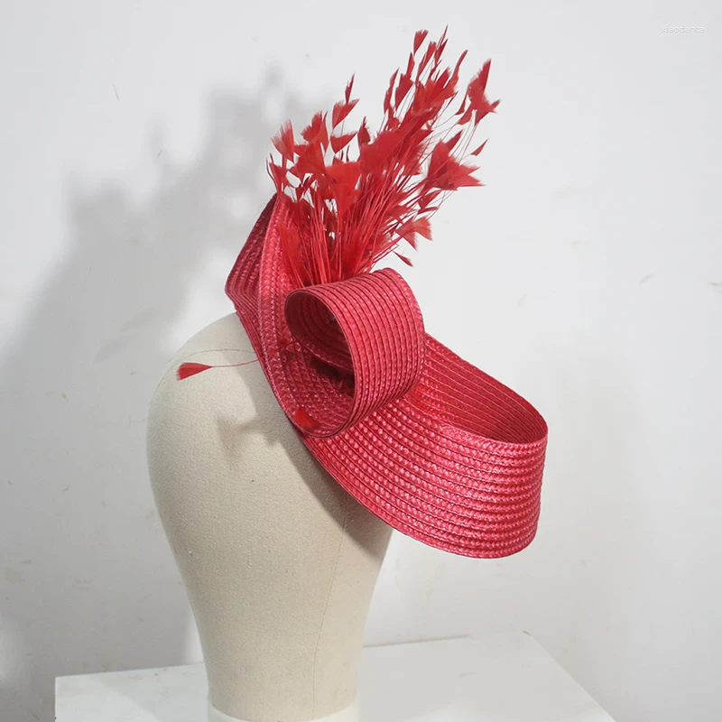 Copricapo fascinator di paglia di piume fatto a mano Grandi fasce per capelli irregolari Copricapo da donna per cocktail party europeo di corsa di cavalli