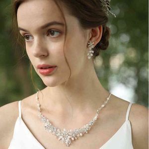 Ensemble de bijoux de mariage en perles d'eau douce faites à la main, couleur argent, boucles d'oreilles florales, collier, accessoires pour femmes