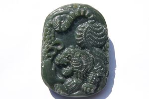 Hand-gesneden (Shaanxi blauw veld) Grijze jade - daal de tijger af. Amulet - Mooie kettinghanger.