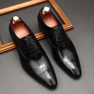 Chaussures habillées de luxe en cuir véritable pour hommes, faites à la main, Brogues tendance britannique, chaussures d'affaires de mariage, nouveau Style à la mode, 2024