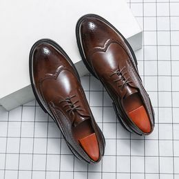 Handgemaakte heren vleugeltip schoenen zwart lederen herenkleding schoenen klassieke zakelijke formele schoenen voor heren casual rijschoenen