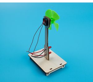 Handgemaakte basisschoolstudenten'Wind Science Experimenten Made Generator speelt Wetenschap-Gratis kleinschalige fysieke windenergie