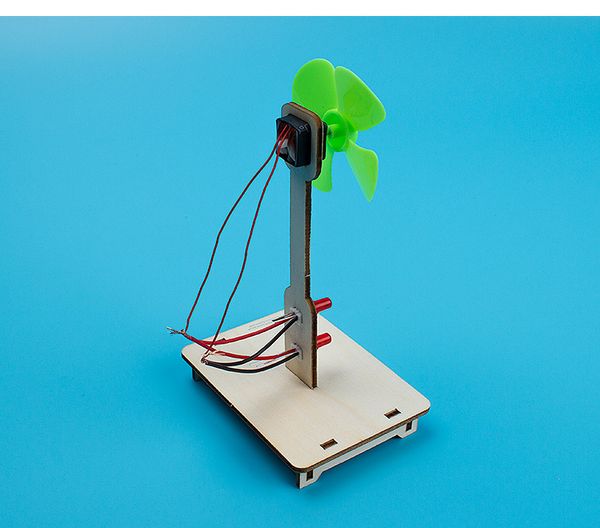 Expériences scientifiques éoliennes faites à la main pour élèves du primaire, générateur qui joue de l'énergie éolienne physique à petite échelle, sans science