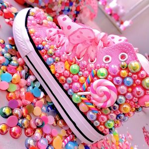 Splombes à la main Bling Girls Femmes enfants et mère Candy Tolevas Chaussures Pearls Sneakers For Girl Birthday Party Wedding 240416