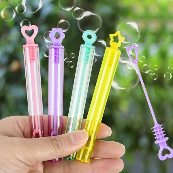 Savon fait à la main 10pcs mini bulle vide Tube Love Heart Wand Bouteille de savon Cadeaux de mariage pour les invités décor d'anniversaire enfants Favors Toys School Rewards 240416