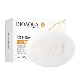 Savon à la main Bioaqua 2pcs Rice fait à la main Savon Rice Pulte Essence Bath Corps hydratant Contrôle du visage Nettoyage Volisateur Whiterison Hydratage 240416