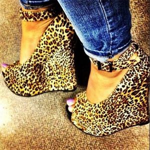 Handgemaakte Wadge Hakken Peep-Teen Womens Jurk Schoenen Leopard Lederen Gesp Enkelband Sexy Avondclub Mode Dagelijkse Draagpompen D573