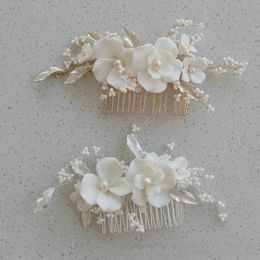 Handgemaakte witte keramische bloem haarkam voor bruids prachtige gouden kleur blad parel bruiloft tiara accessoires prom sieraden 240307
