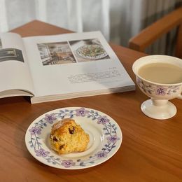 Tasses et soucoupes en porcelaine à la main