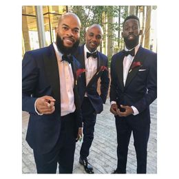 Knappe Dark Blue Wedding Suits 2019 Piek Revers Slim Fit Bruidegom Tuxedos Custom Made Groomsman Suits (Jacket + Pants + Bow)