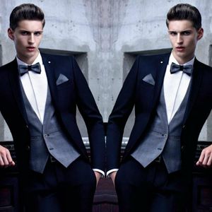 Knappe Navy Blue Bruidegom Tuxedos Notch Revers Groomsmen Mens Trouwjurk Mode Man Jas Blazer 3piece Suit (jas + Broek + Vest + Tie) 804