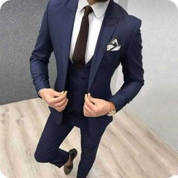 Knappe One Button Navy Blue Groom Tuxedos Peak Revers Mannen Past 3 Stuks Bruiloft / Prom / Diner Blazer (jas + Broek + Vest + Tie) W618