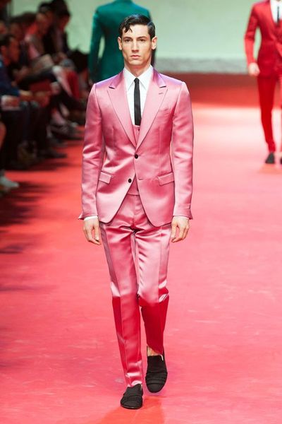 Guapo dos botones Hot Pink Satin Groom Tuxedos Peak Lapel Men Suits 3 piezas Wedding / Prom / Dinner Blazer (Chaqueta + Pantalones + Chaleco + Corbata) W658