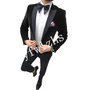 Beau Velveteen Groomsmen Peak Lapel Groom Tuxedos Costumes Homme Mariage / Bal / Dîner Homme Blazer (Veste + Pantalon + Cravate) K579