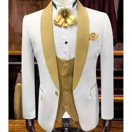 Knappe witte bruiloft smoking bruidegom formele slijtage met gouden sjaal revers 3 stuk custom slim fit mannen pakken set jas vest broek mannelijke mode prom party avondjurken