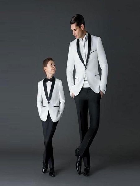 Guapo blanco de boda blanca trajes de ajuste delgados para hombres chaqueta y pantalones traje de padrinos de dos piezas trajes formales baratos con arco 8245180