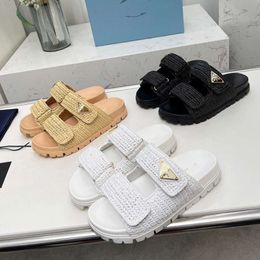 Pantoufles prad à semelles épaisses tissées à la main d'Europe et d'Amérique pour l'été 2024, nouveau talon moyen de couleur unie pour vêtements extérieurs, chaussures de plage tendance avec orteils exposés