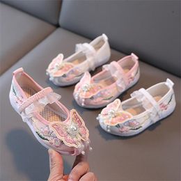 Sapatos bordados Hanfu para meninas, sapatos étnicos de desempenho de vento, sapatos de pano feitos à mão para crianças, sapatos chineses antigos, sapatos de fantasia de desempenho.